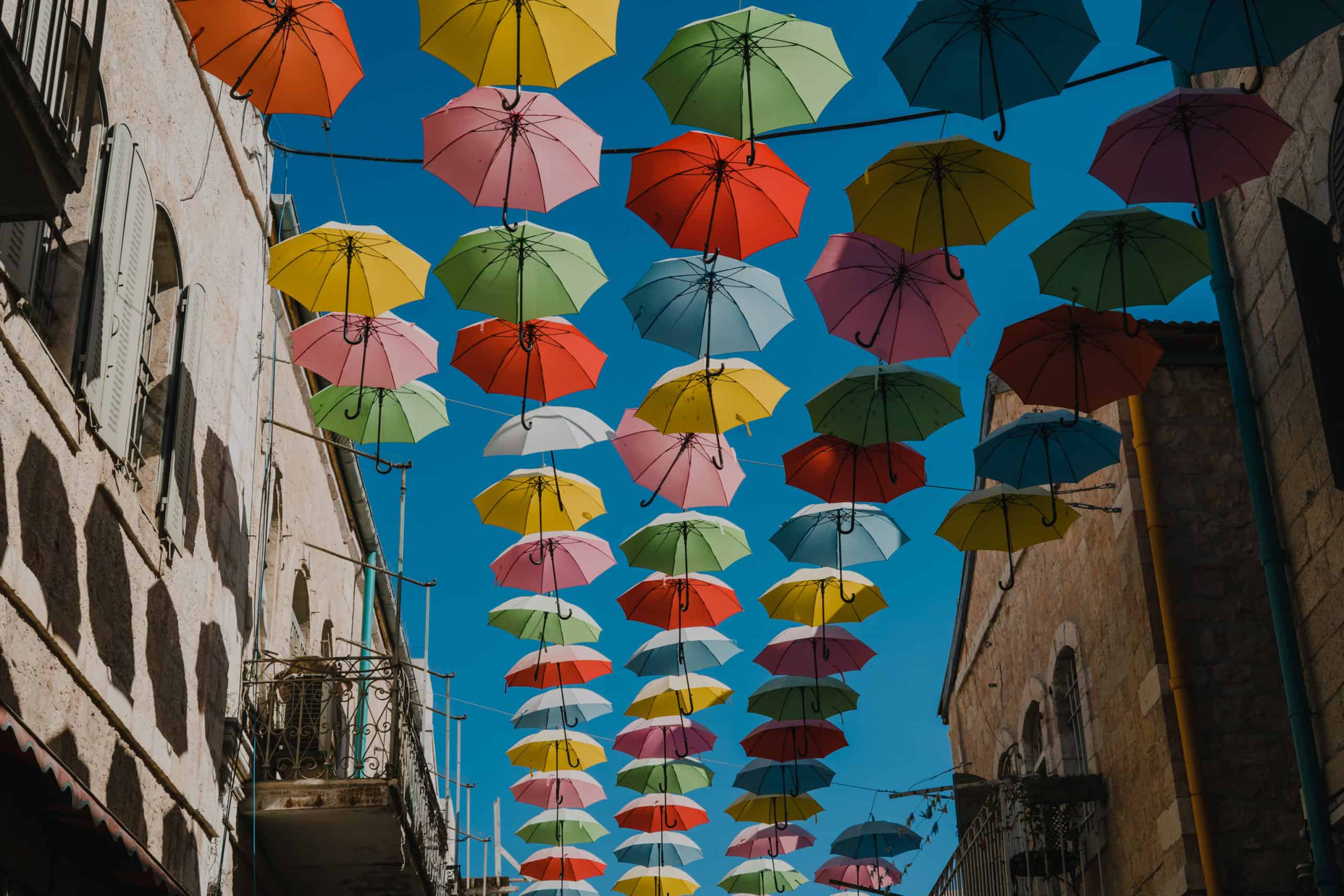 אזור יפה בירושלים עם מטריות צבעוניות